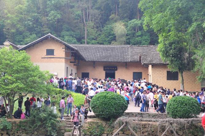 说明: E:\湖南省历史人物、名胜图片\人物故居\韶山冲毛主席旧居\韶山毛主席旧居全景.JPG 说明: E:\湖南省历史人物、名胜图片\人物故居\韶山冲毛主席旧居\韶山毛主席旧居全景.JPG