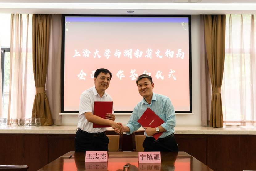 说明: C:\Users\407-yyw\Desktop\0518省文物局、上海大学签订合作协议\新闻通稿\新闻通稿\省文物局副局长王志杰与上海大学文学院副院长宁镇疆签署协议.jpg