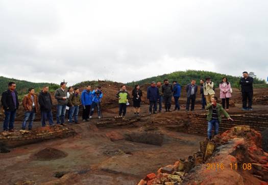 图二 现场考察.jpg